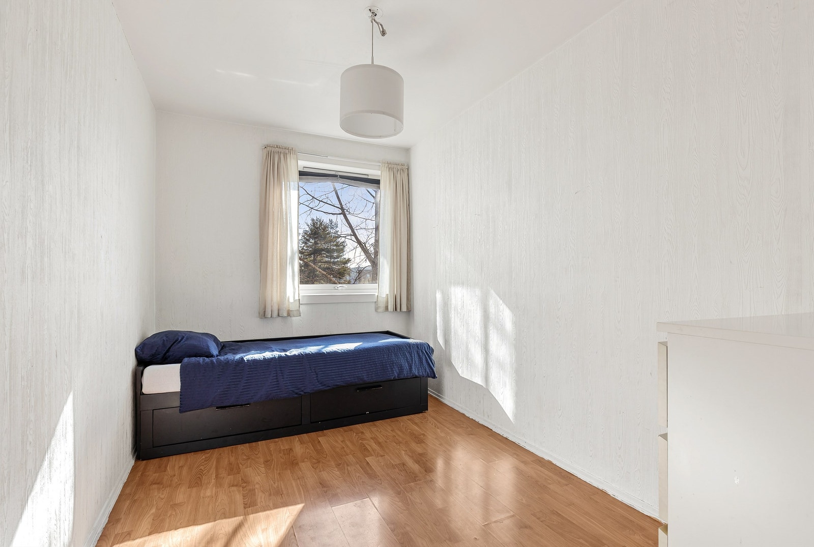 Også det tredje soverommet er lyst og funksjonelt, med plass til seng, nattbord og oppbevaringsløsninger. Galleribilde