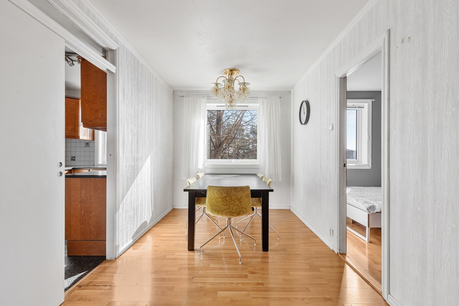 I tilknytning til stuen er det en egen sone for spisestue. Galleribilde