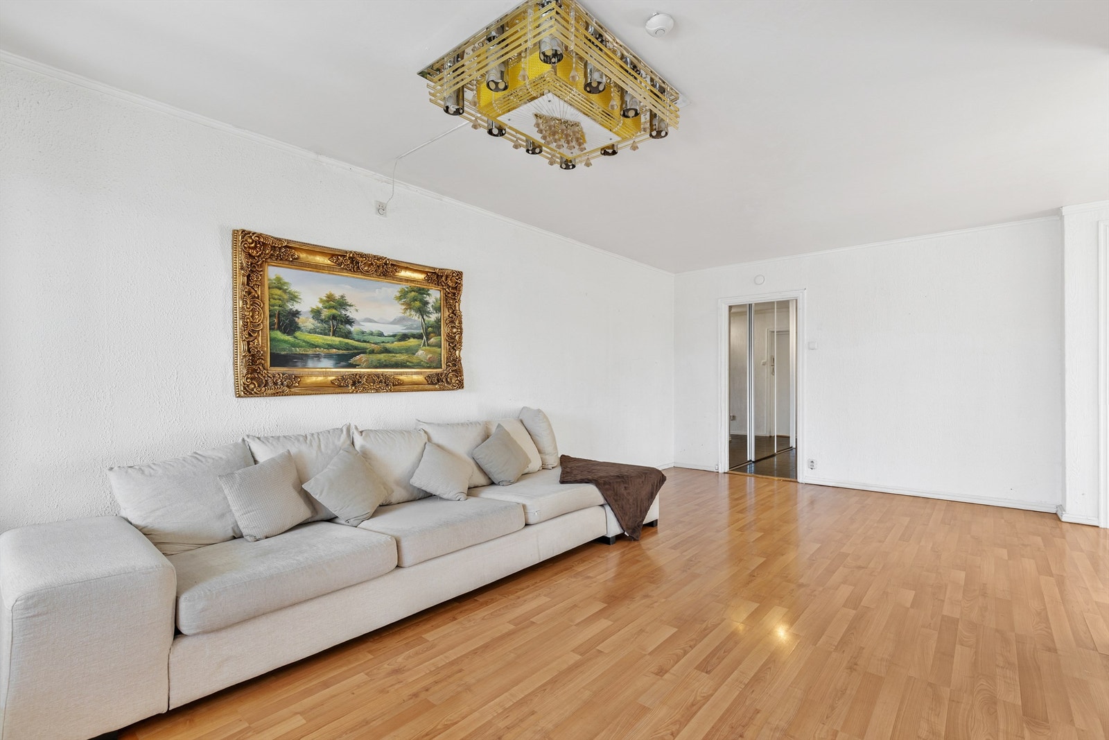 Stuen er av god størrelse med plass til sofagruppe, salongbord og TV-seksjon. Galleribilde