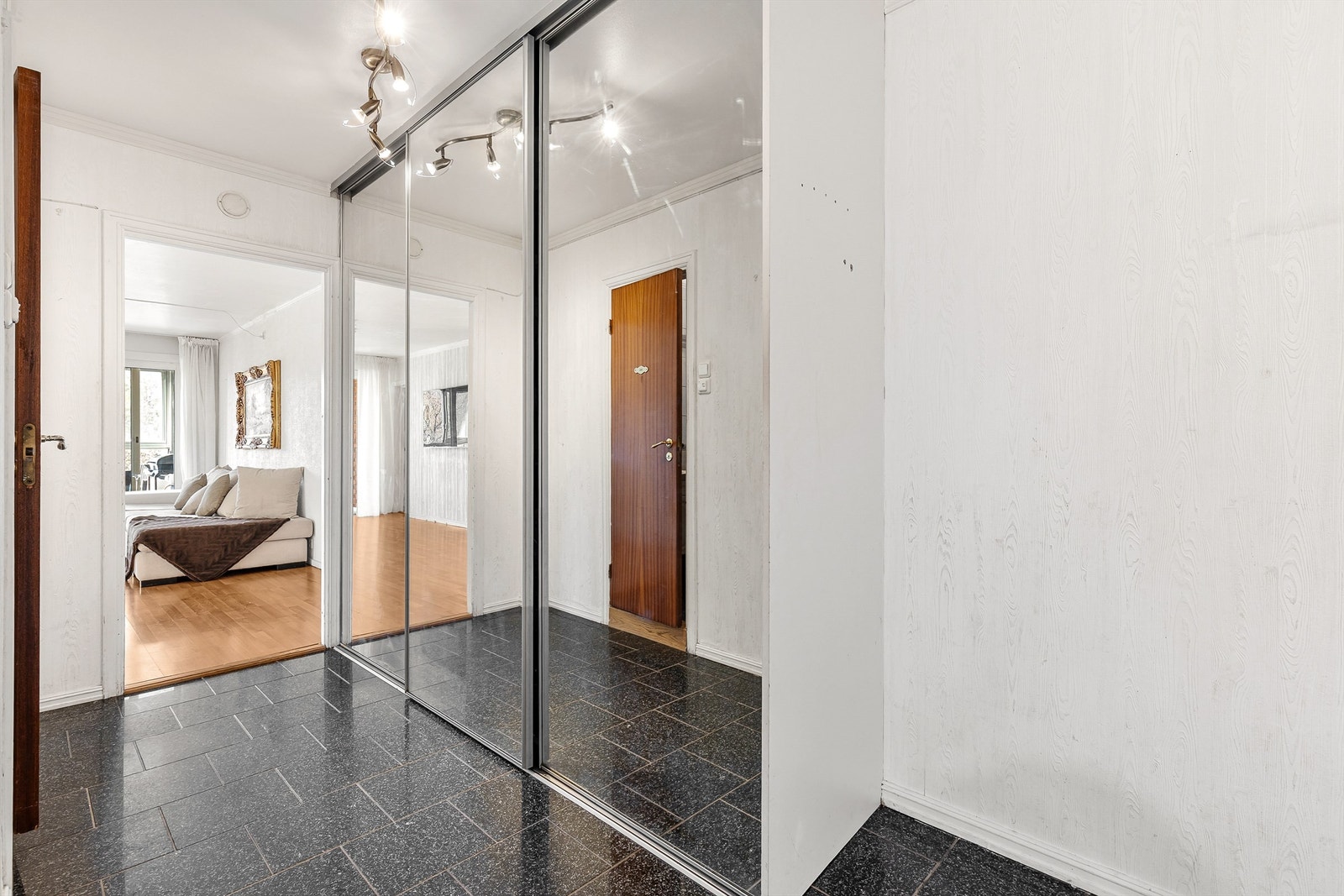 Fra gangen er det tilgang til alle rom. Entrédøren er lyd- og brannklassifisert for ekstra trygghet. Galleribilde