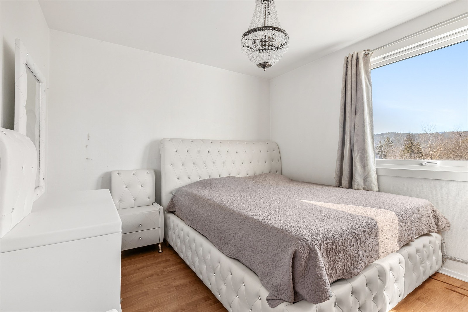 Leiligheten har tre soverom av god størrelse. Hovedsoverommet har plass til dobbeltseng og tilhørende nattbord. Galleribilde