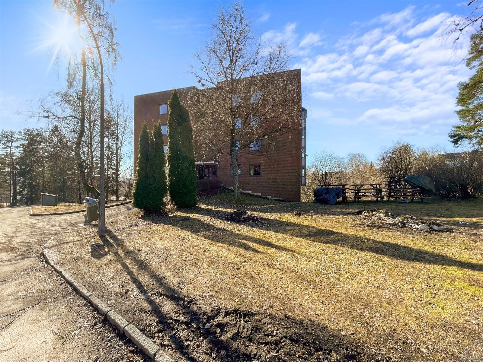 Eiendommen ligger i et etablert og barnevennlig område på Ellingsrudåsen, med flere skoler og barnehager i umiddelbar nærhet. Galleribilde