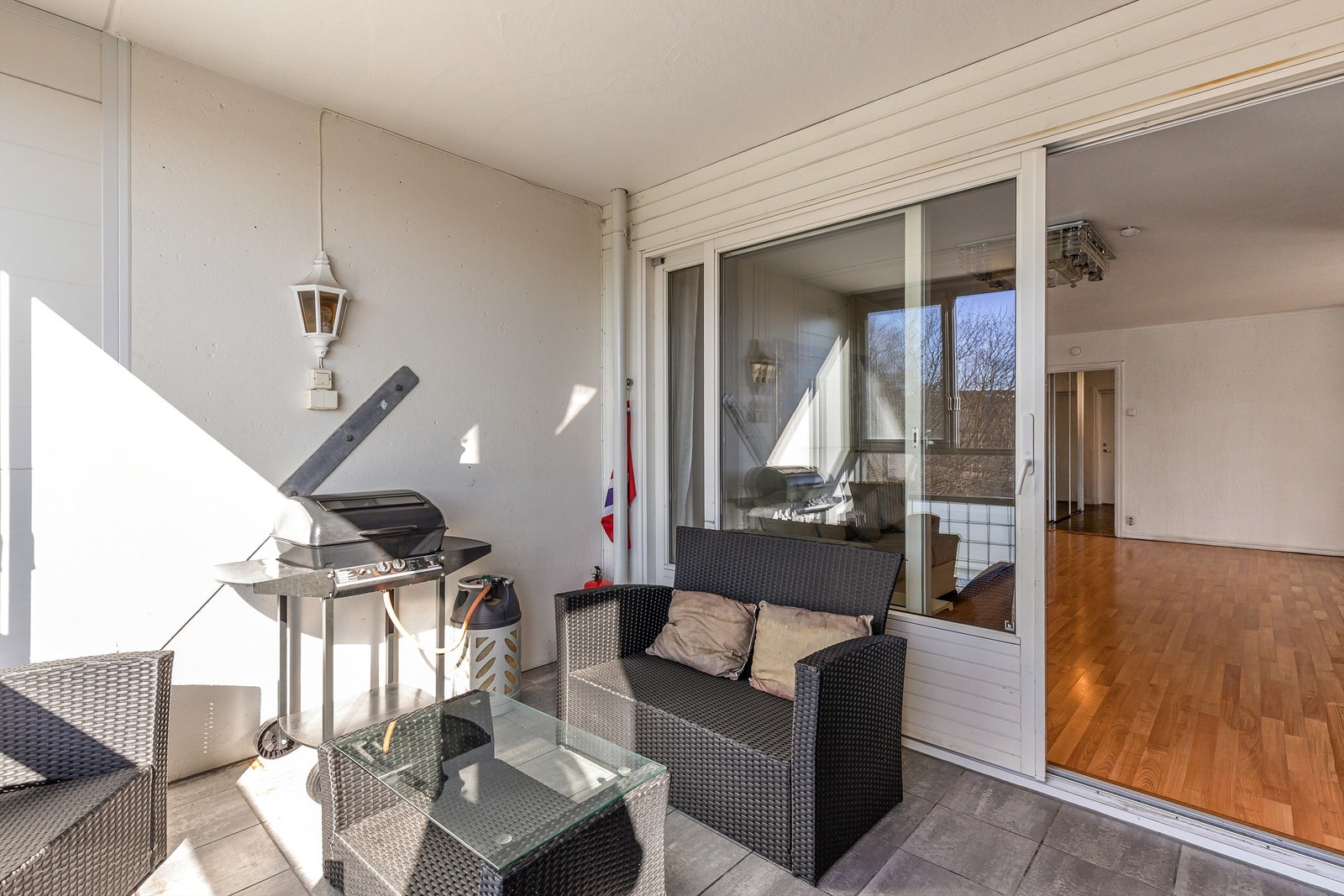 Balkongen er av god størrelse med plass til ønsket utemøblement. Her kan årets varmere dager nytes i eget hjem. Galleribilde