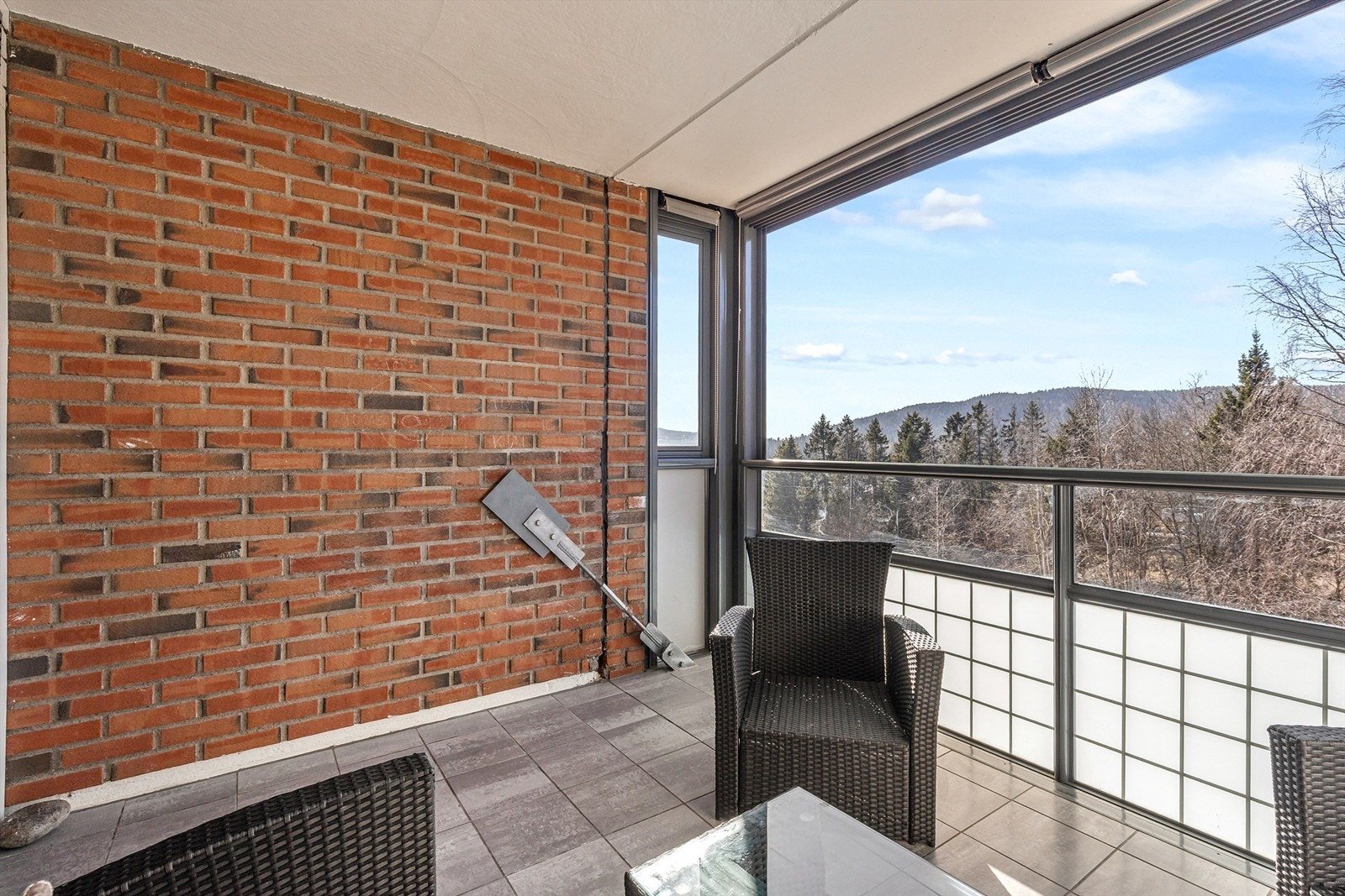 Innglassingen forlenger bruken til større deler av året. Balkongen har flislagt gulv og en solid konstruksjon i betong. Galleribilde