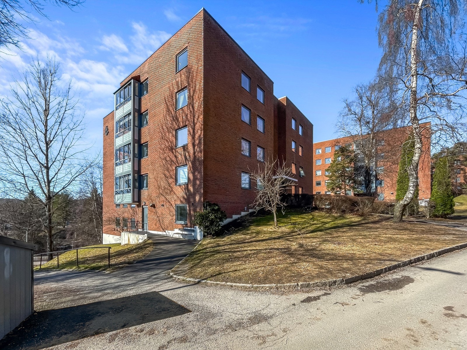 Boligblokken er oppført i 1973 og har en fasade i teglstein og betong. Galleribilde