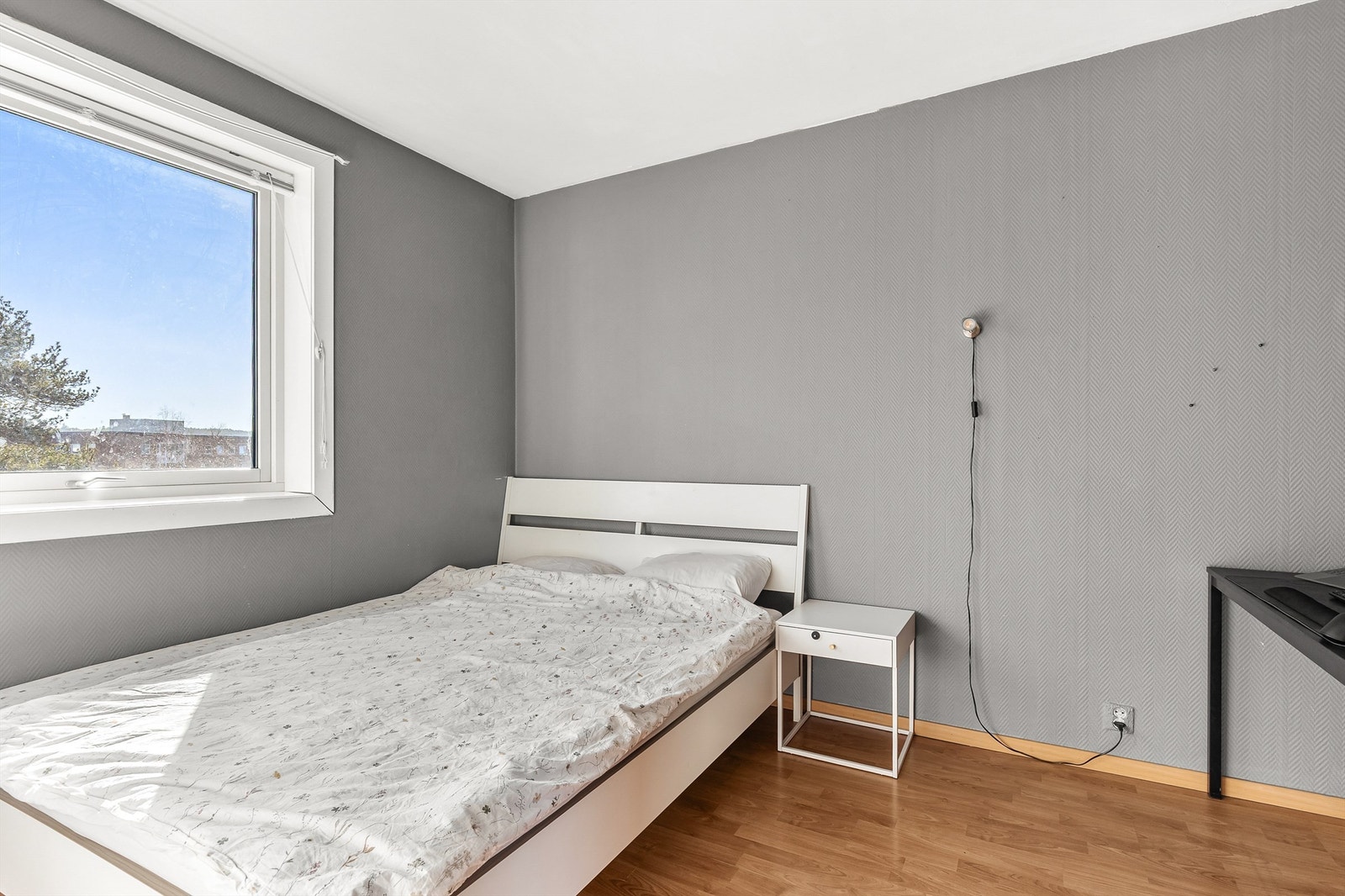 Boligens andre soverom egner seg godt som barnerom, gjesterom eller kontor- alt etter eget ønske og behov. Galleribilde