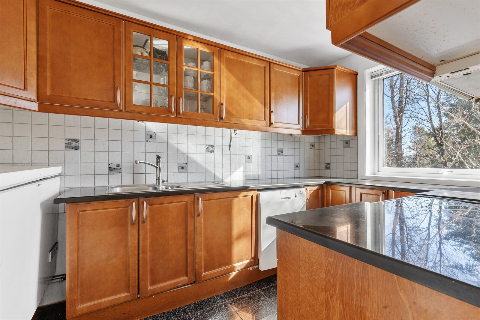 Godt med både skap- og benkeplass, samt opplegg for oppvaskmaskin. Galleribilde