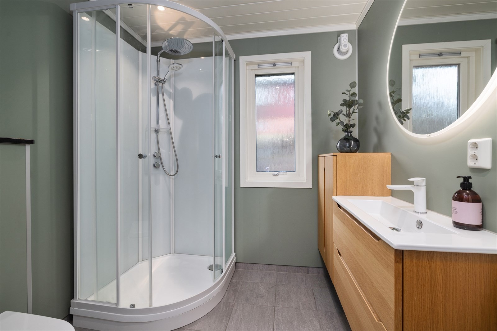 Badet ble totalrenovert av fagfolk i 2022, med flislagt gulv med varmekabler og mekanisk avtrekk. Galleribilde