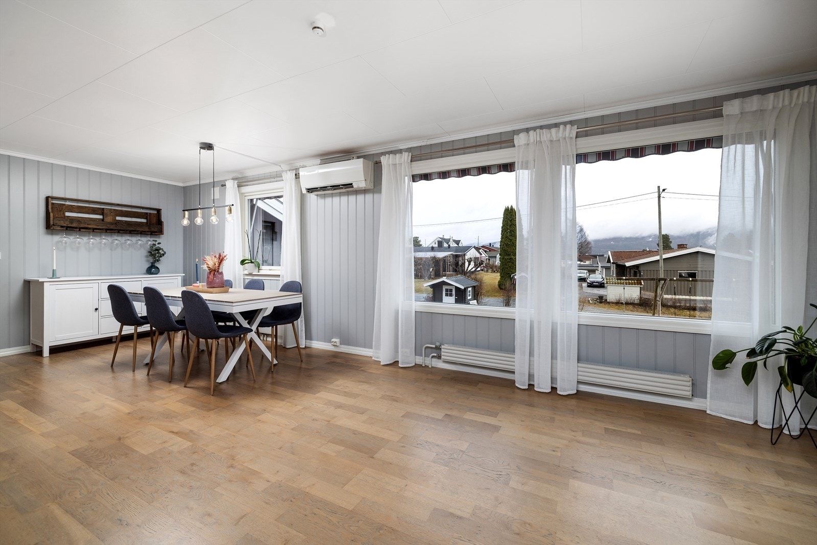 Stuen har god plass til både sofagruppe og spisebord. En luft-til-luft-varmepumpe fra 2017 sørger for effektiv oppvarming. Galleribilde