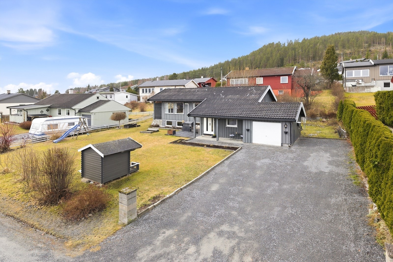 Eiendommen ligger i et rolig og veletablert boligområde med garasje og installert elbillader. Galleribilde