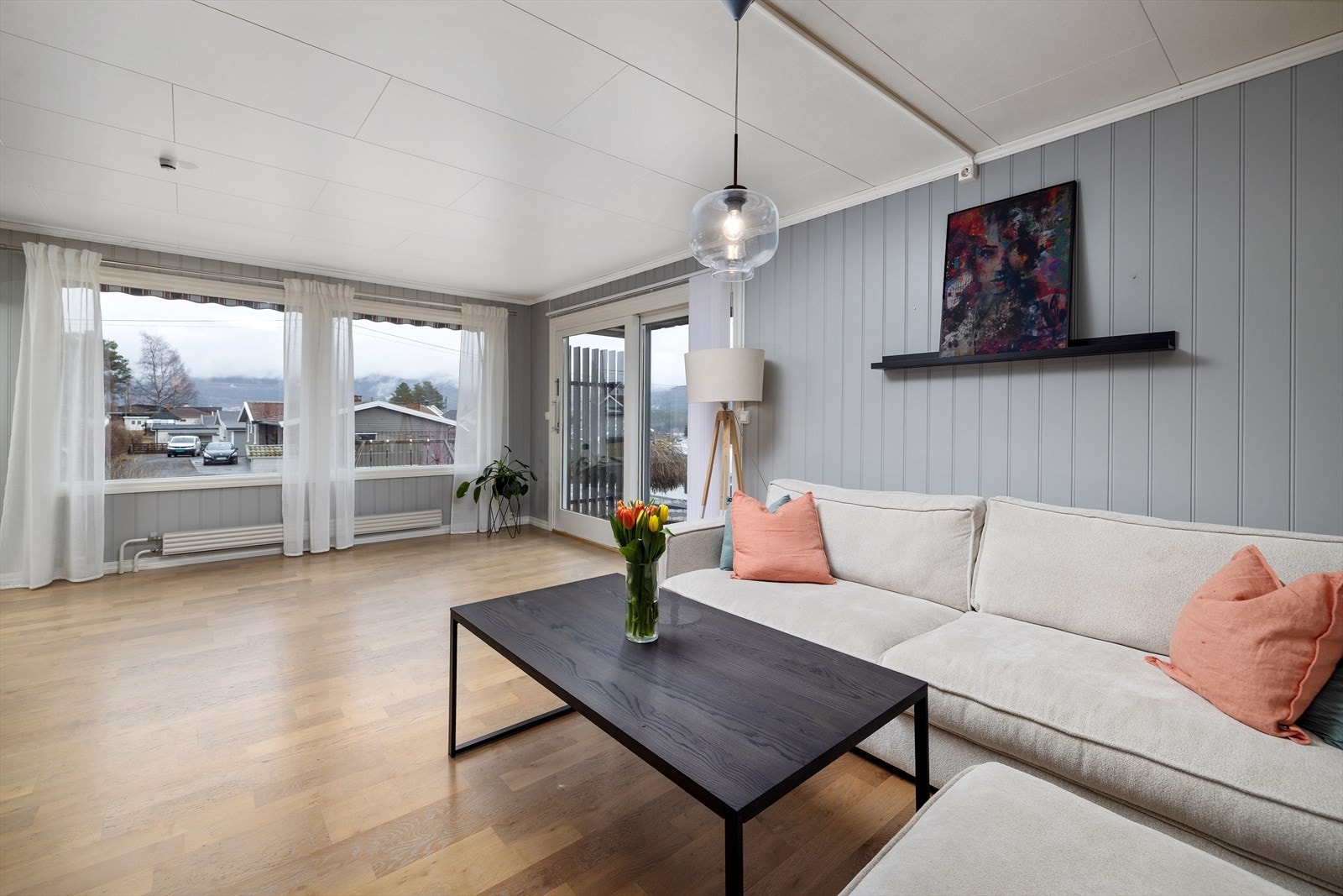 Stuen har en åpen og sosial planløsning, med store vindusflater som gir gode lysforhold. Galleribilde