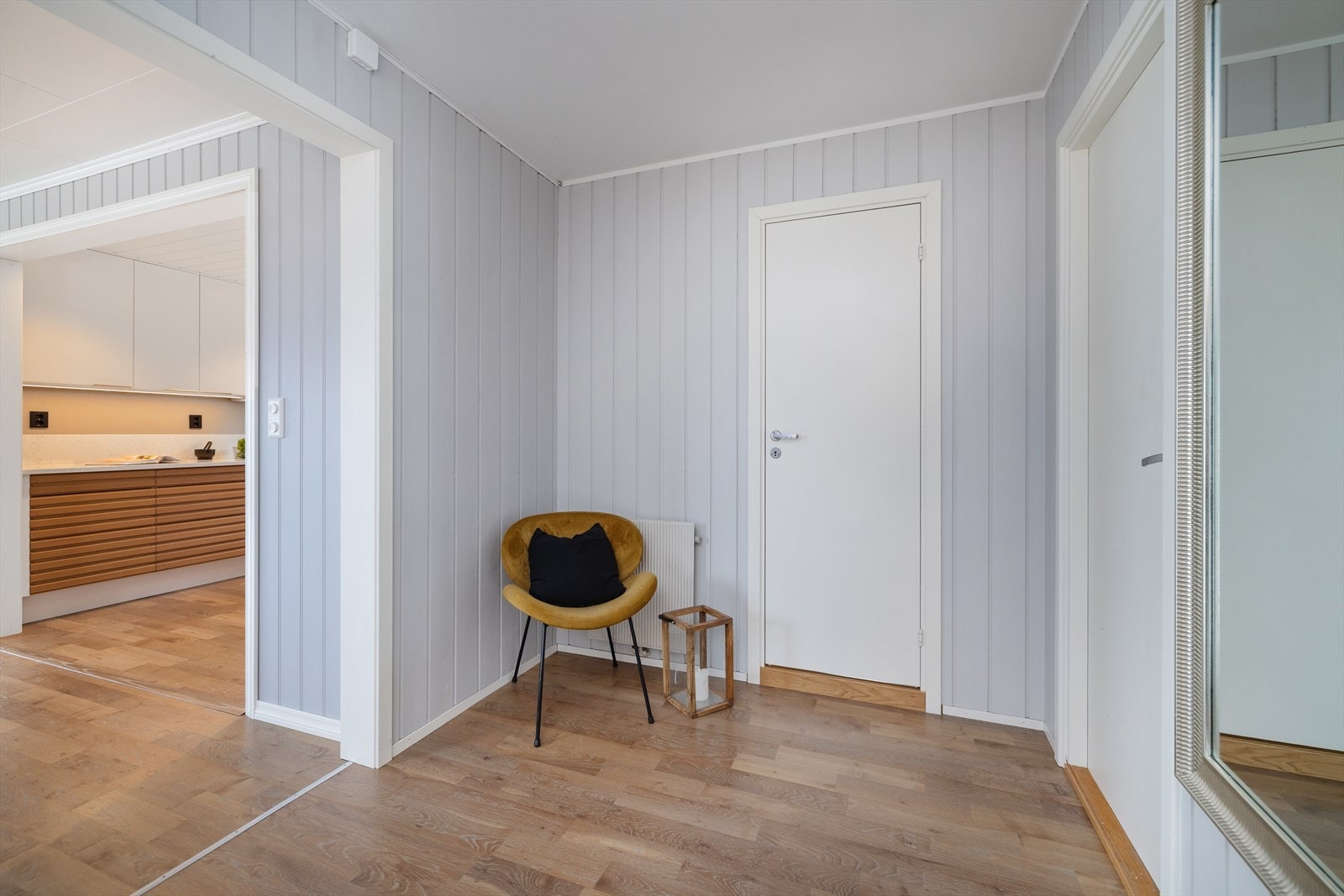 Fra gangen i første etasje er det adkomst til etasjens tre soverom, bad og den åpne stue- og kjøkkenløsningen. Galleribilde