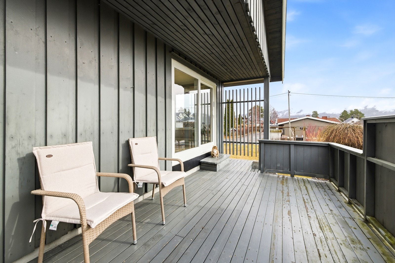 Sørvendt veranda på ca. 15 m² med direkte utgang fra stuen. Galleribilde