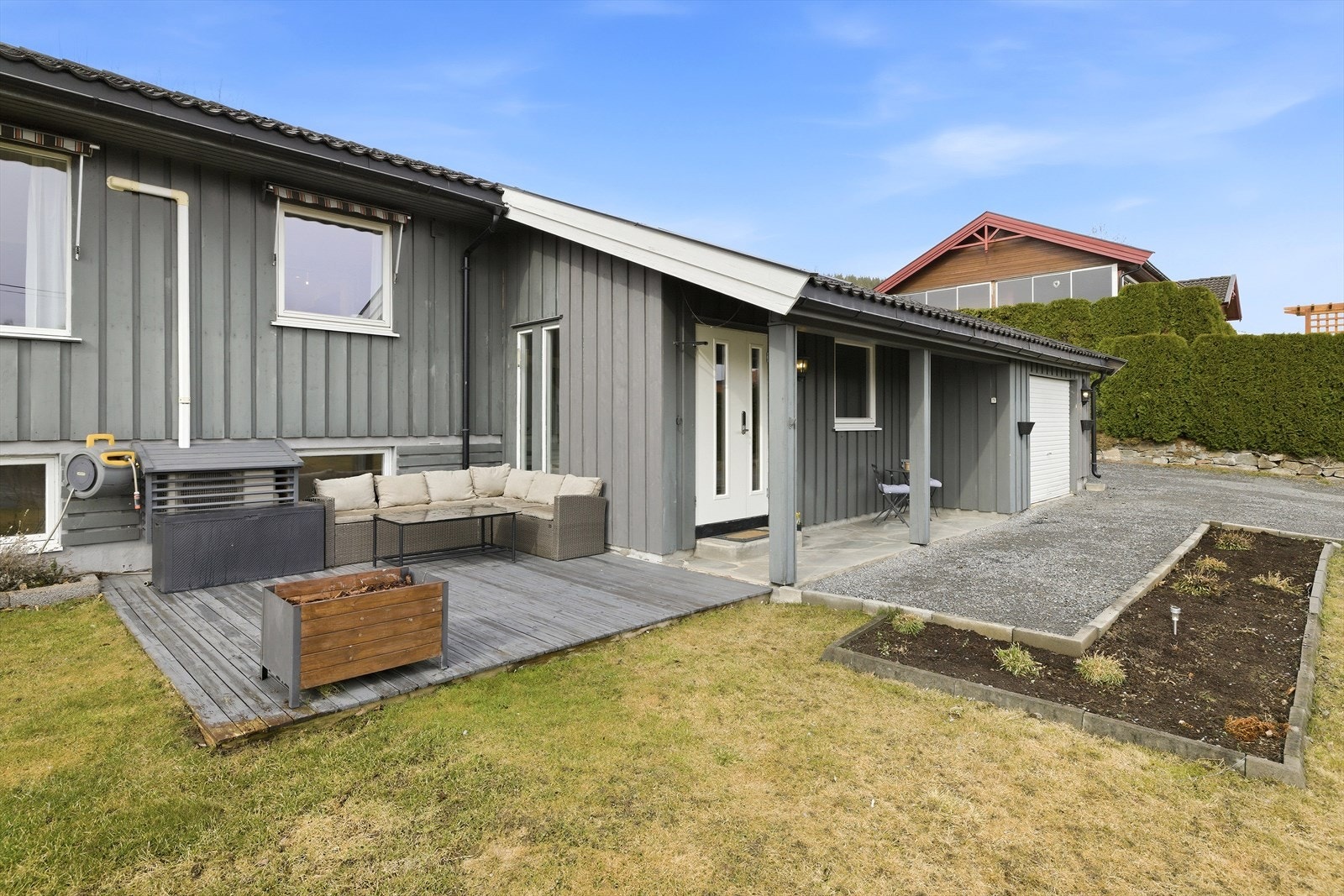 Ved inngangspartiet er det en terrasse på ca. 16 m² og adkomst til en integrert garasje. Galleribilde