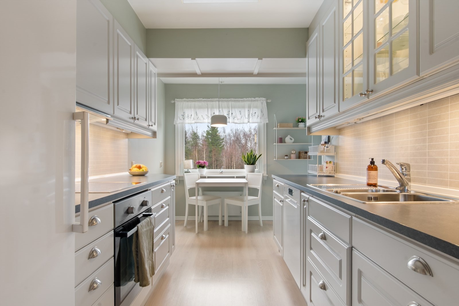 Godt vedlikeholdt kjøkken, med god plass for oppbevaring. Galleribilde