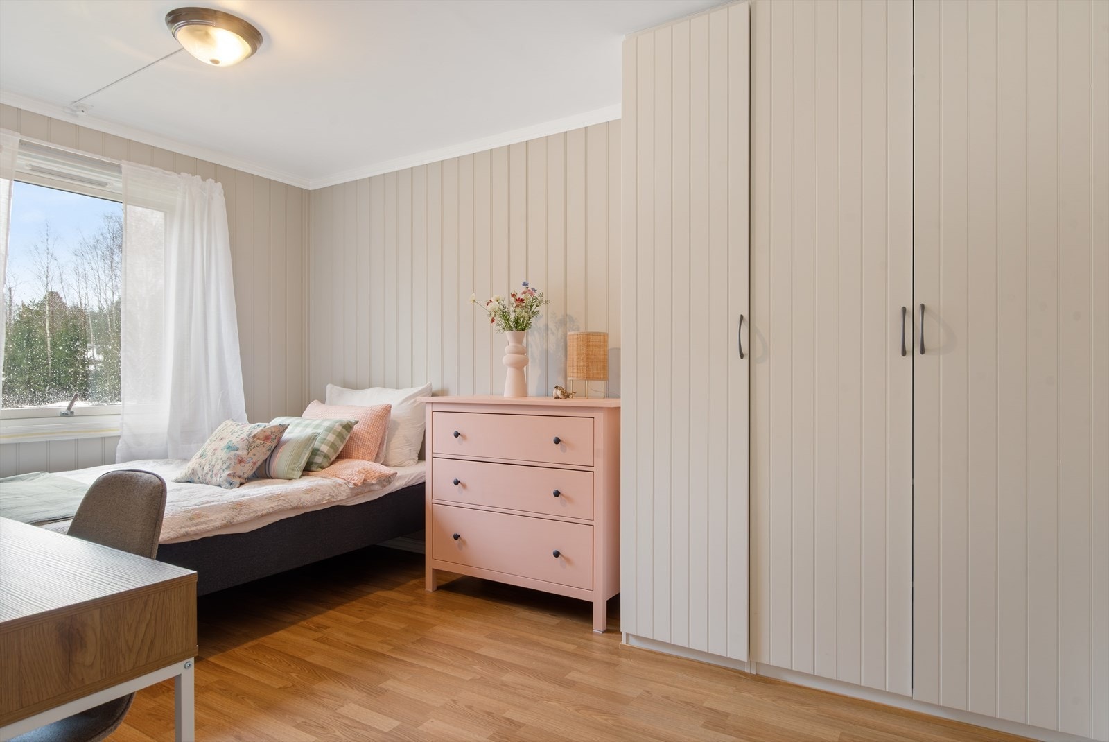 God størrelse på soverommet. Plass til store skal og en god seng. Galleribilde