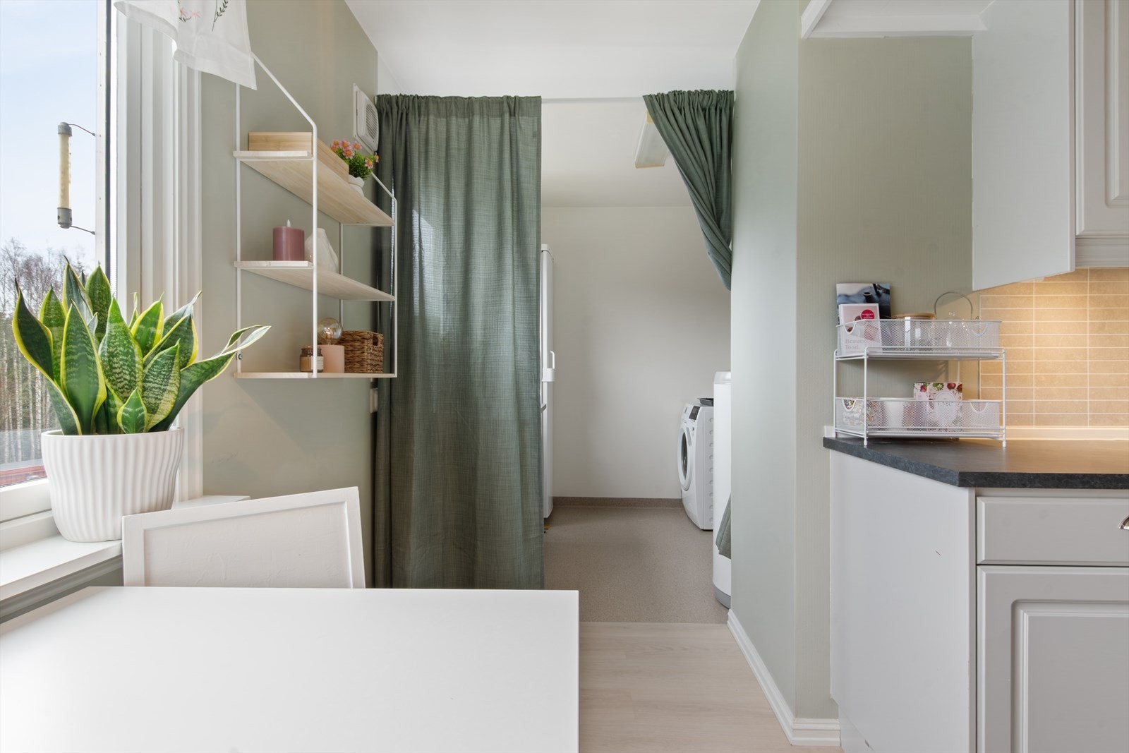 Bak kjøkkenet er det vaskerom. Galleribilde