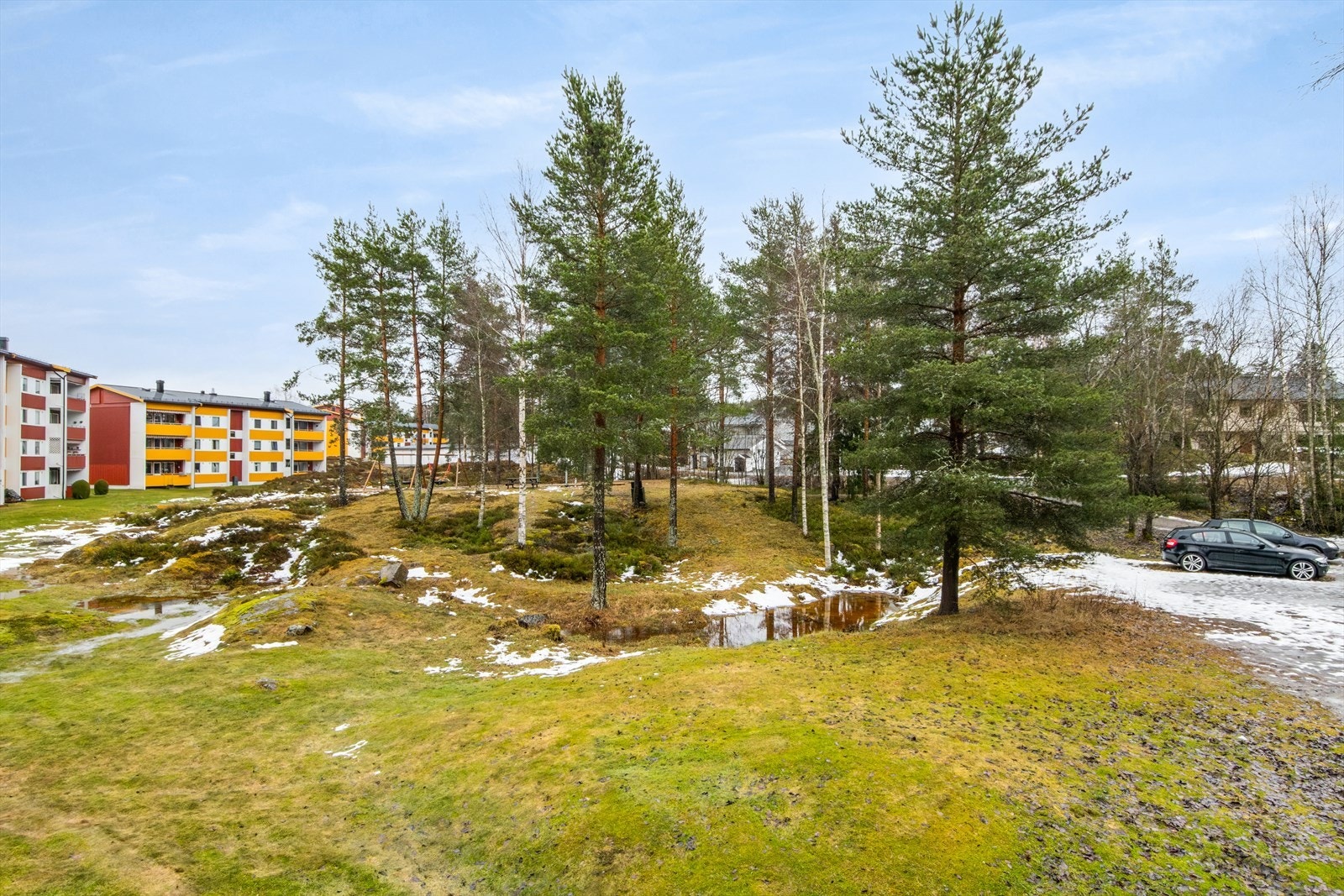 Liten felles park for beboerene, med lekeplass og sitte benk. Galleribilde