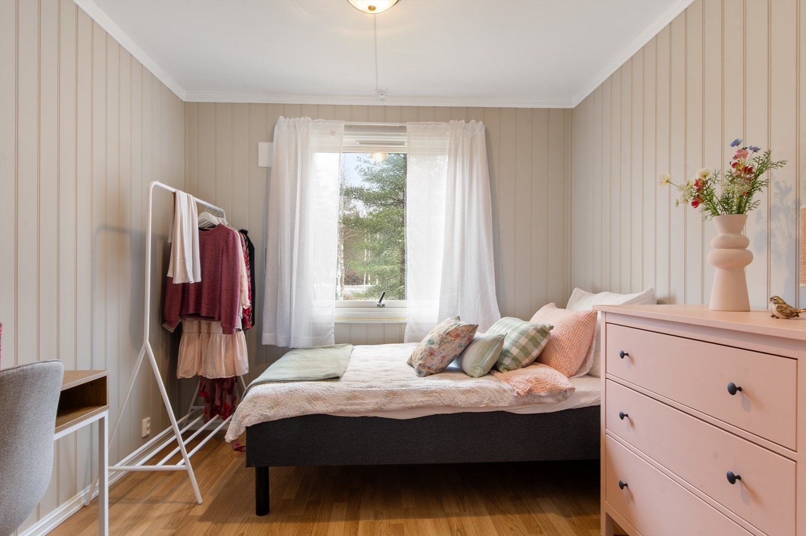 Fra soverommet er det utsikt ut mot fredelig natur. Galleribilde