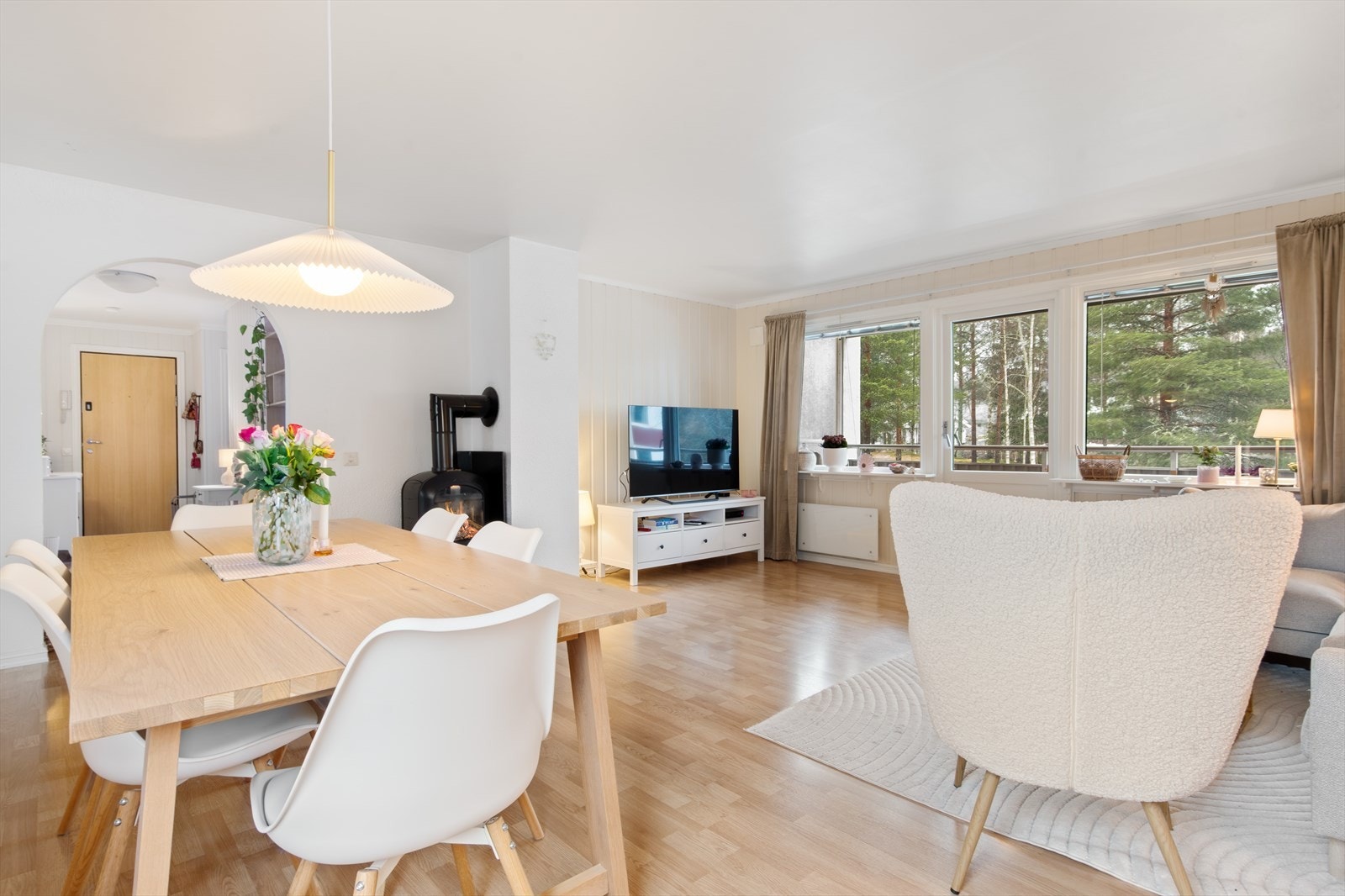 Kjempe fin stue, med vedovn og utgang til balkong. Galleribilde