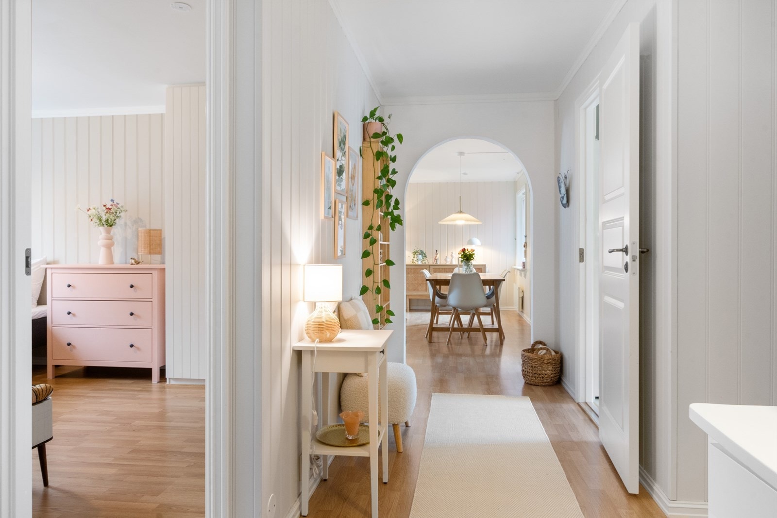 Lys og fin gang, men plass for hyller og kommode. Galleribilde