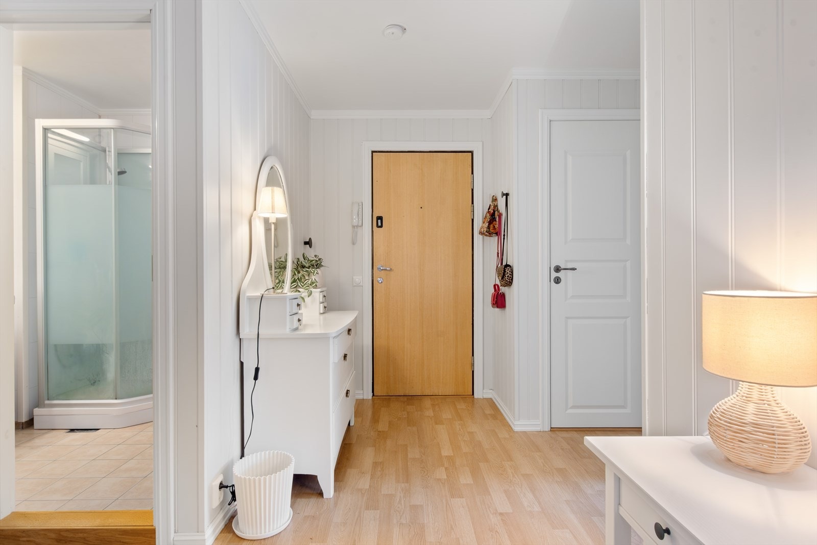 Romslig entré Galleribilde