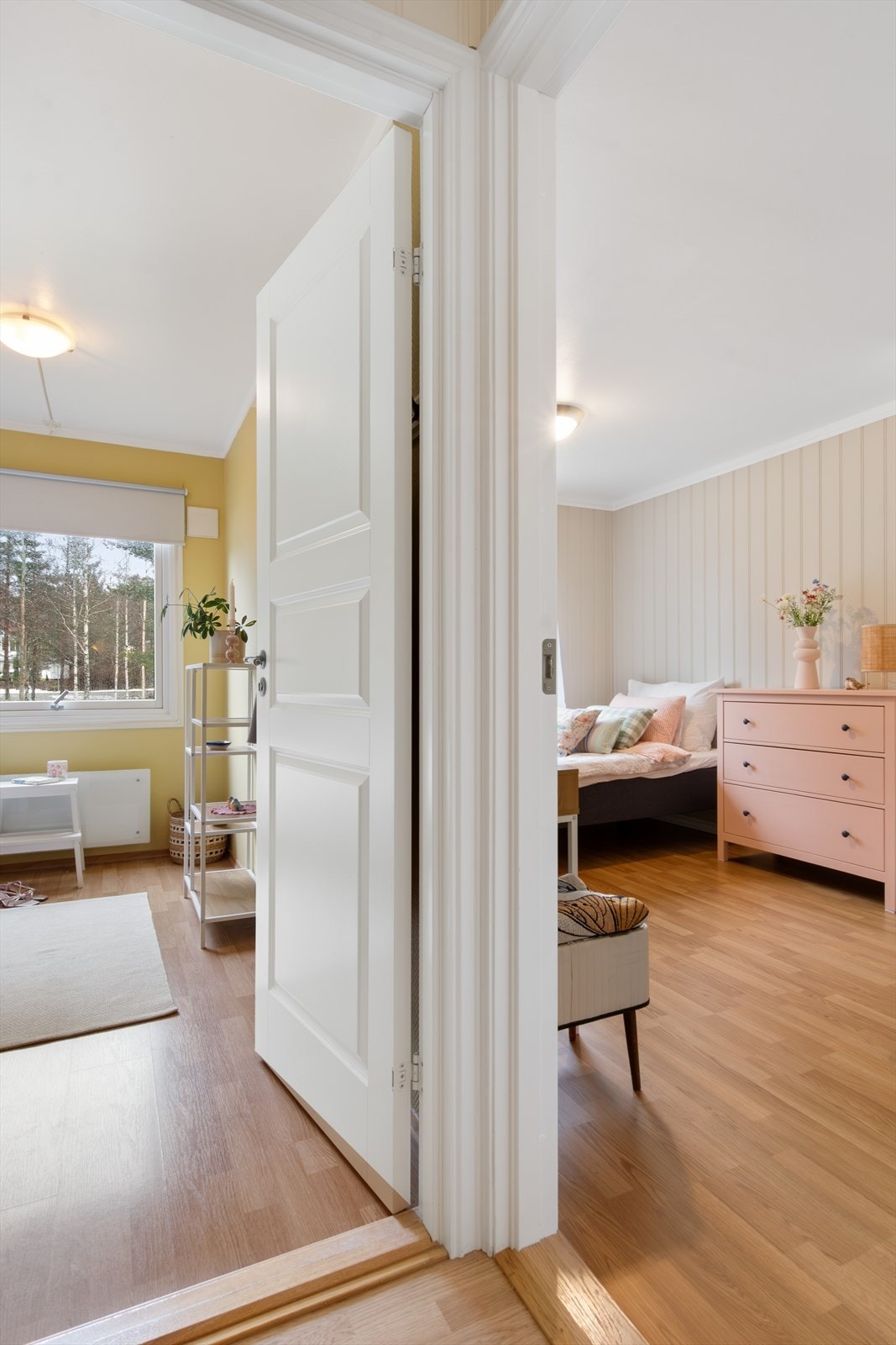 Fra entré er det inngang til to av soverommene. Galleribilde