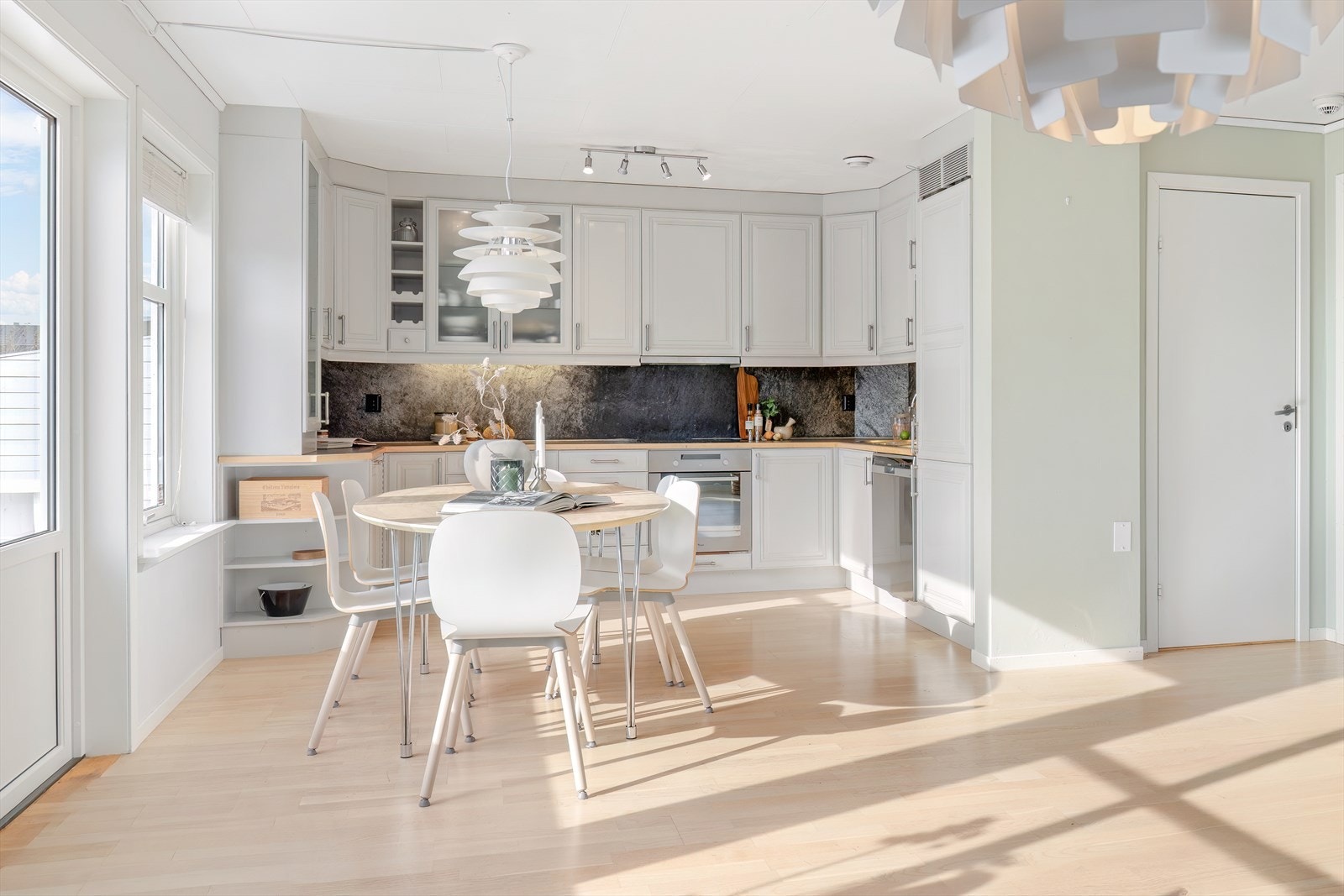 Kjøkken - lyst og innbydende Galleribilde