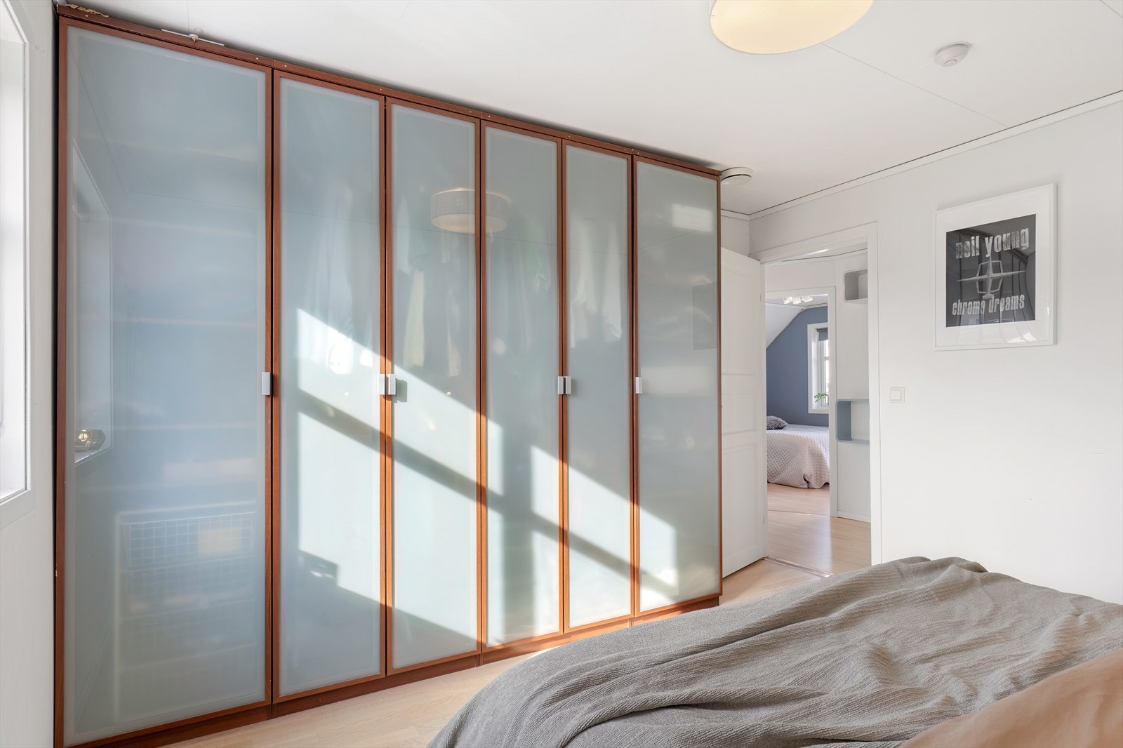 Soverom 1 - god skapplass Galleribilde