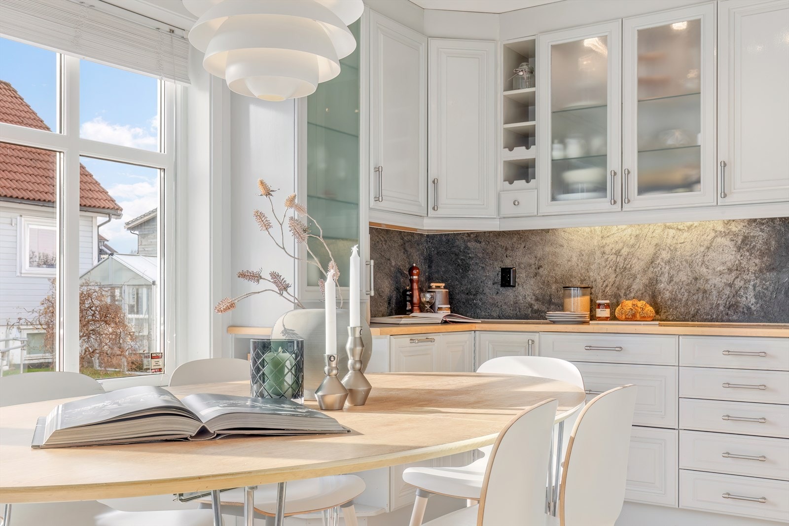 Kjøkken - plass til stort spisebord Galleribilde