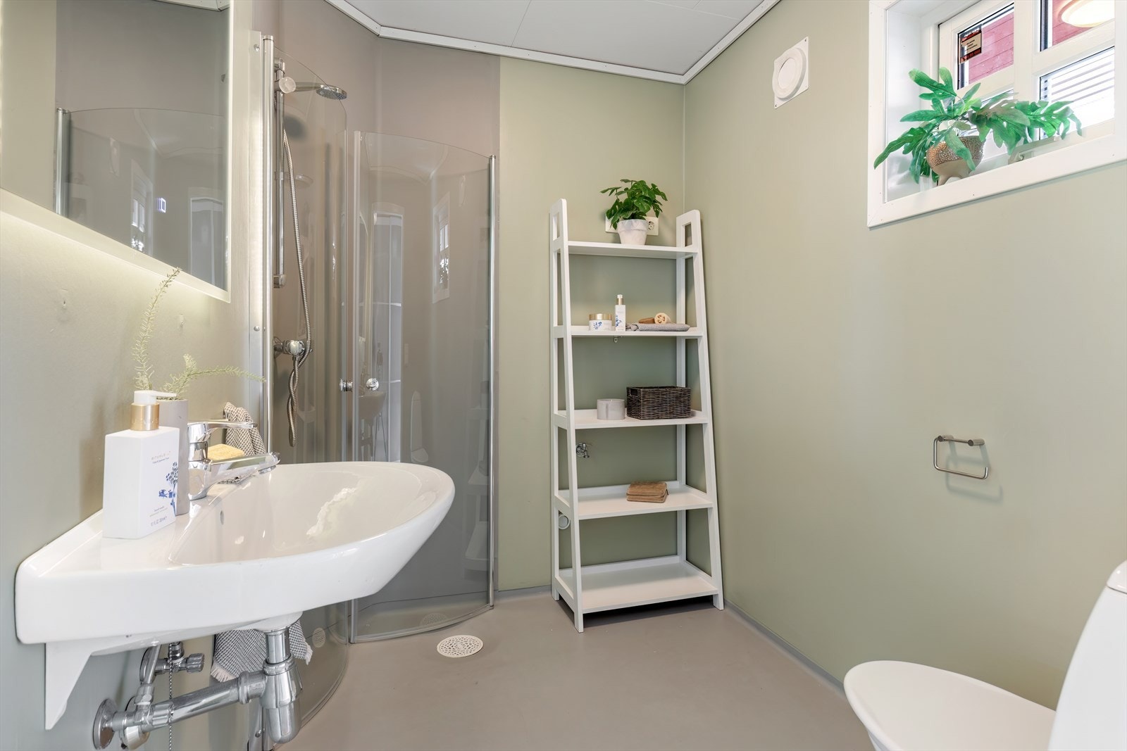 Bad 1.etg. - praktisk beliggende rett ved inngangsdør Galleribilde