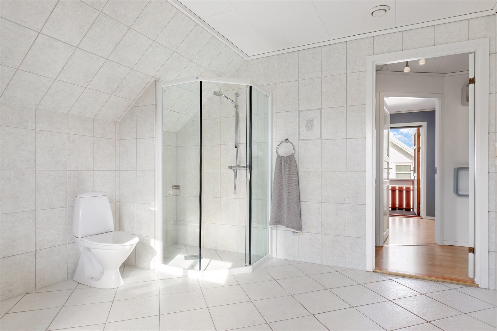 Bad 2.etg. - innredet med dusj og badekar Galleribilde