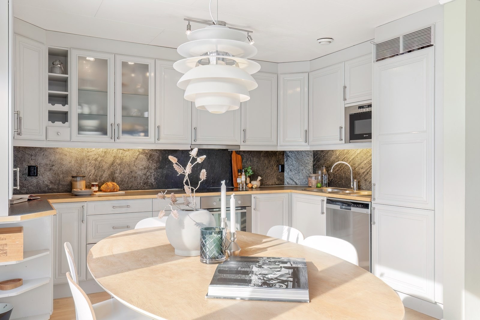 Kjøkken - praktisk innredet med god benk- og skapplass Galleribilde