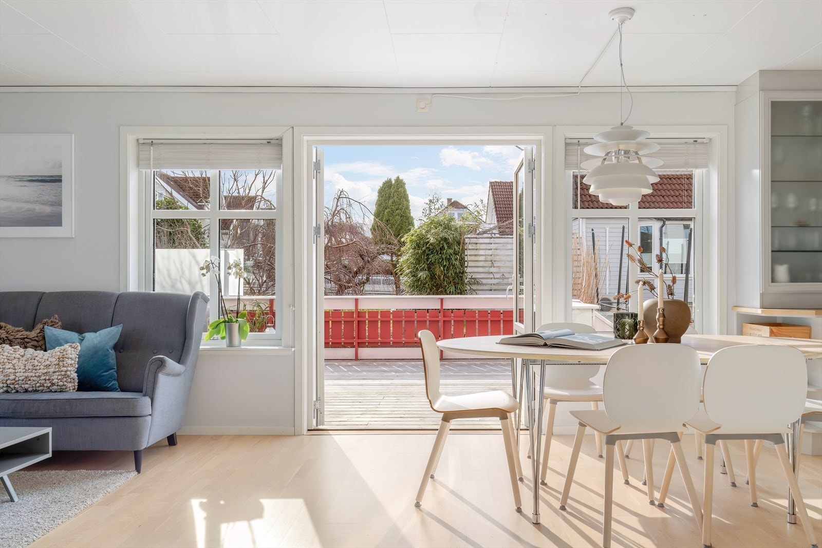 Stue - utgang til solrik terrasse Galleribilde