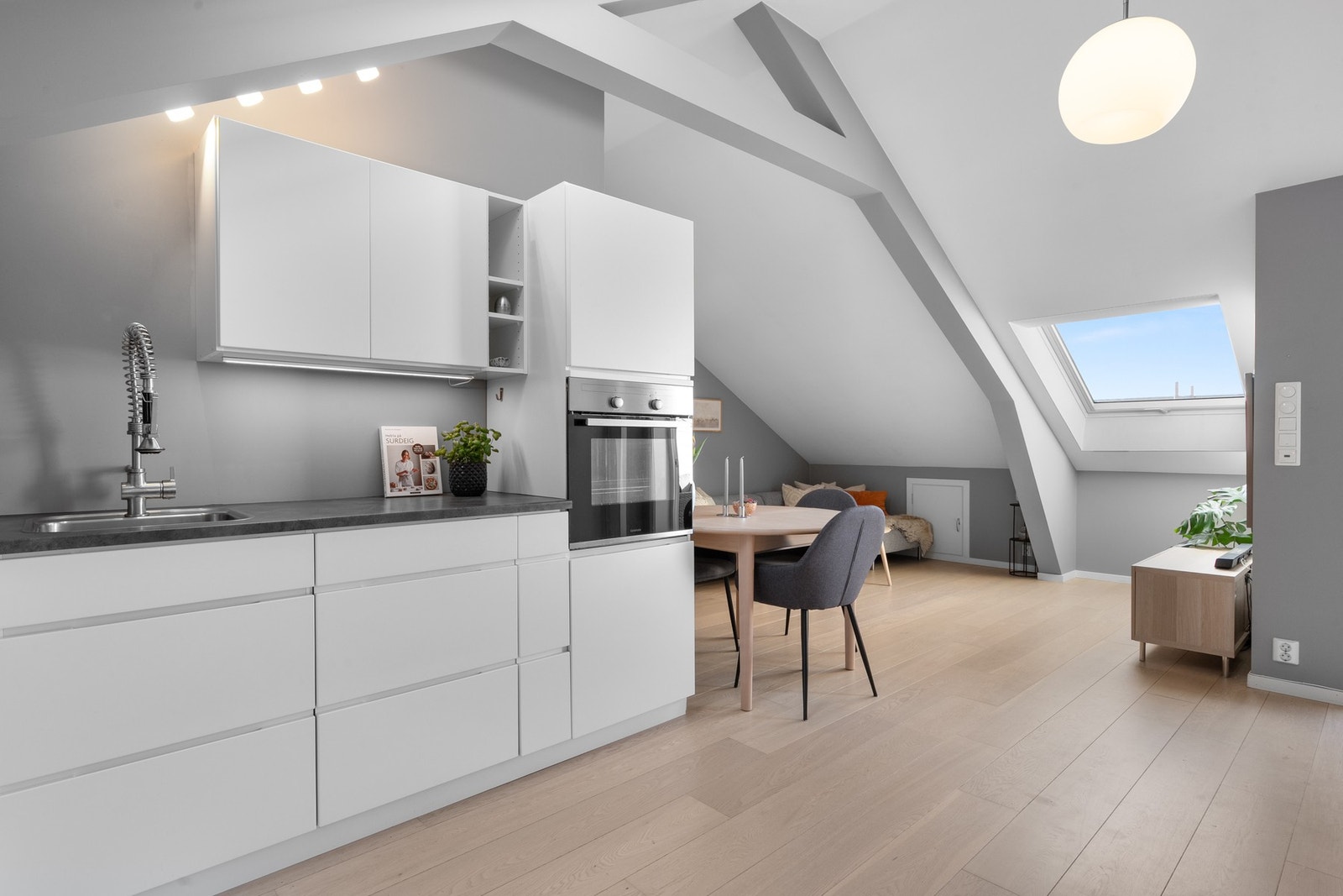 Store vinduer slipper inn rikelig med lys som sammen med takhøyden på opptil ca. 3 meter gir en luftig romfølelse. Galleribilde