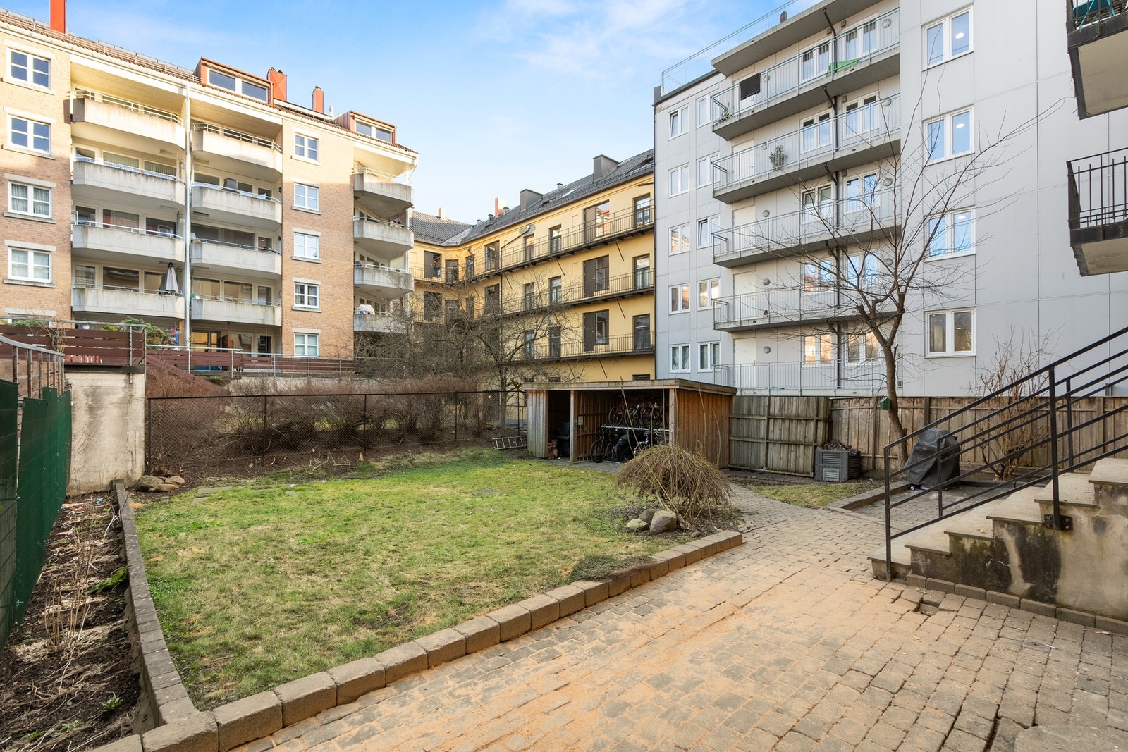 Bakgården er opparbeidet med blant annet asfalterte veier, plenarealer og andre forskjellige beplantninger. Galleribilde