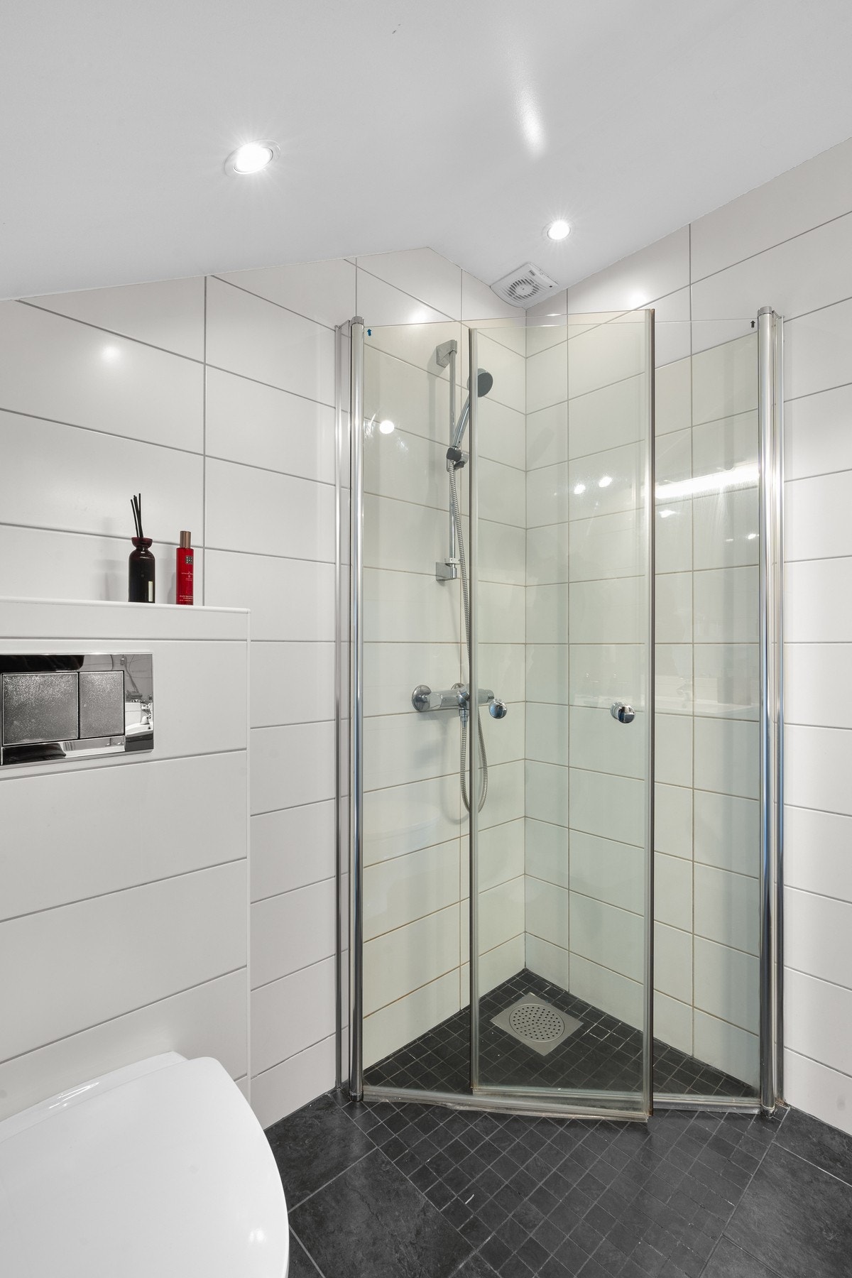 Baderommet er også utstyrt med dusjhjørne med innfellbare glassdører og vegghengt toalett. Galleribilde