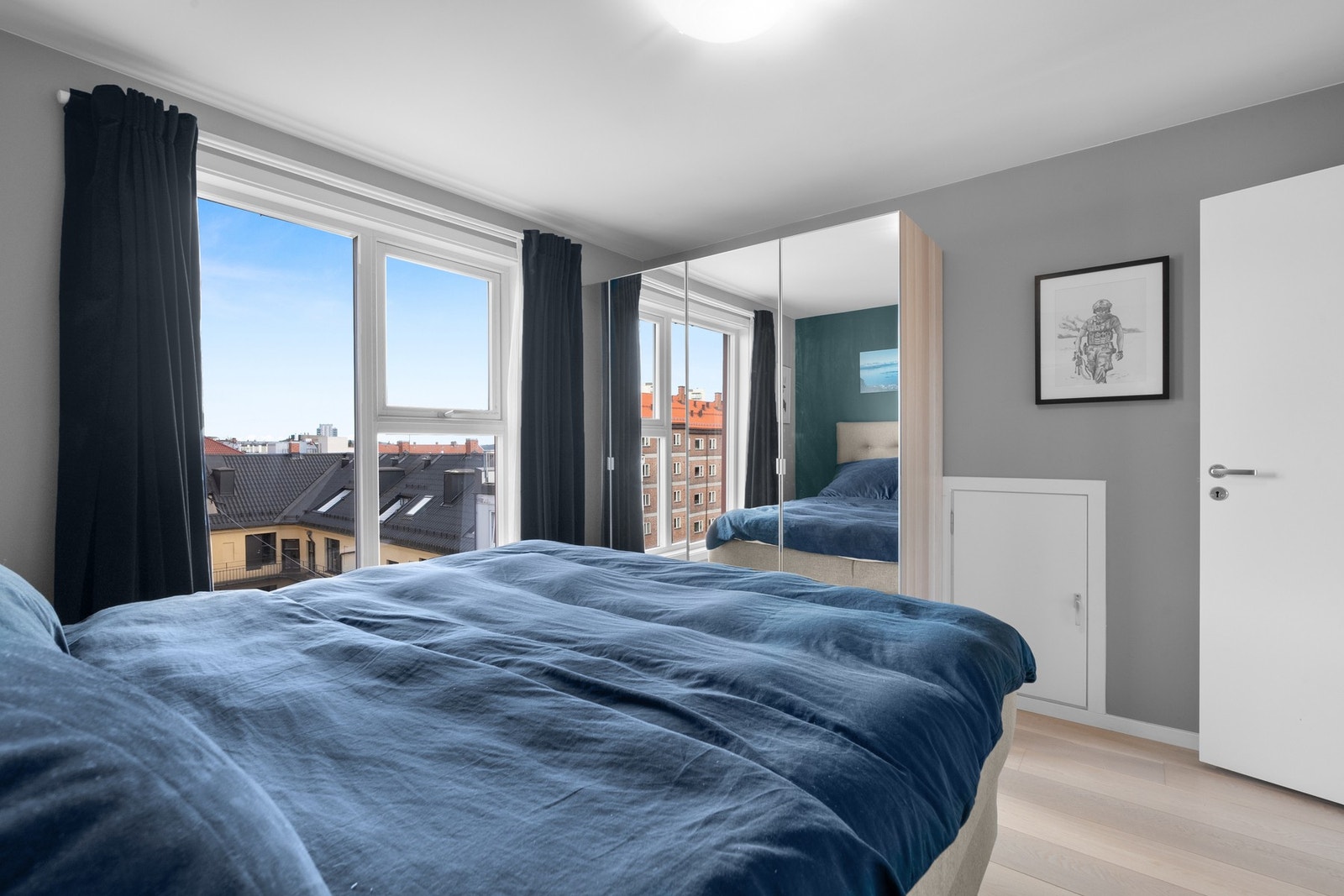 God oppbevaringsplass i medfølgende garderobeskap med speildører. De store vindusflatene slipper inn flott naturlig lys, samtidig som det er lite direkte innsyn. Galleribilde