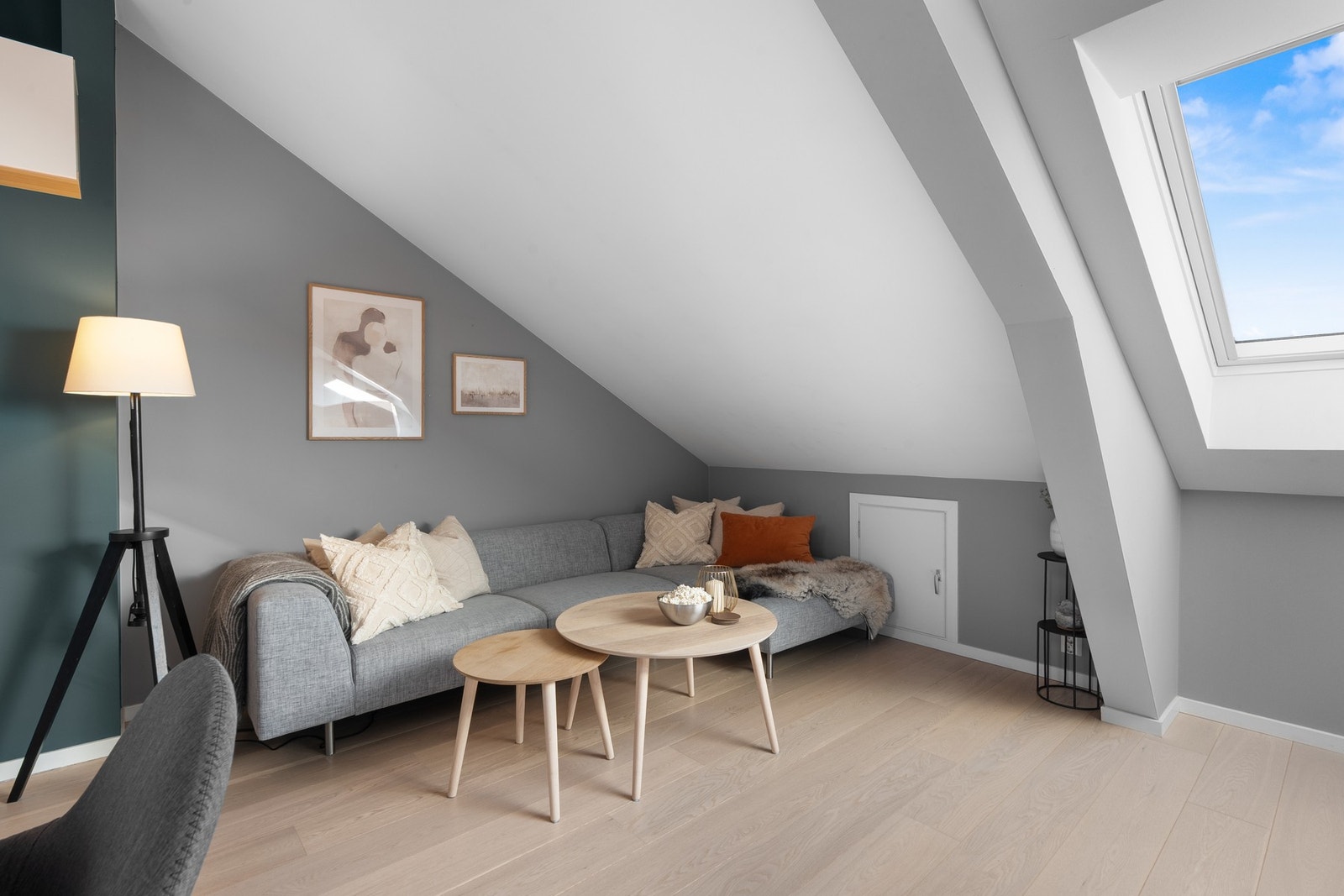 God og moderne standard med lys enstavs parkett på gulv, glatte malte overflater og skjult elektrisk anlegg. Galleribilde