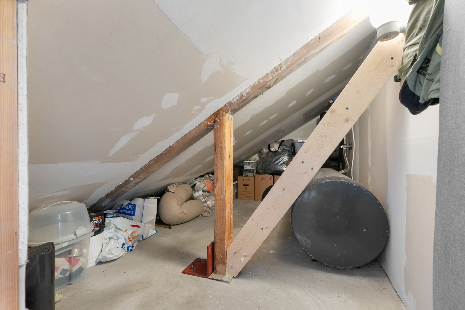 Leiligheten har et praktisk kneloft med god lagringsplass. Galleribilde