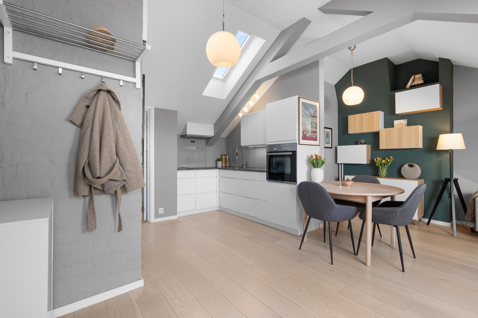 Leiligheten ligger i byggets loftsetasje som ble utbygget i 2014, og har en gjennomgående planløsning med soverom mot rolig bakgård. Galleribilde