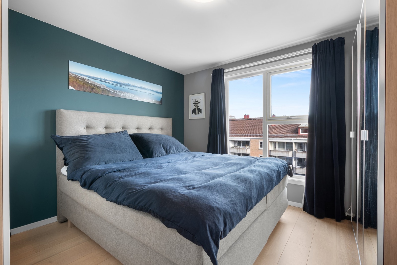 Leiligheten har et lyst og innbydende soverom som vender ut mot rolig bakgård. På soverommet er det naturlig plass til stor dobbeltseng med tilhørende nattbord. Galleribilde