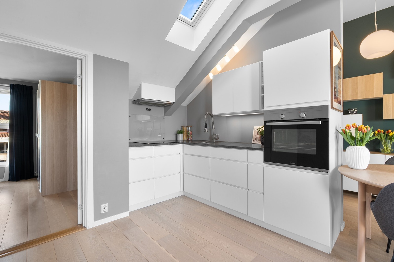 Stilrent og moderne kjøkken fra 2014 med god skap- og benkeplass. Galleribilde