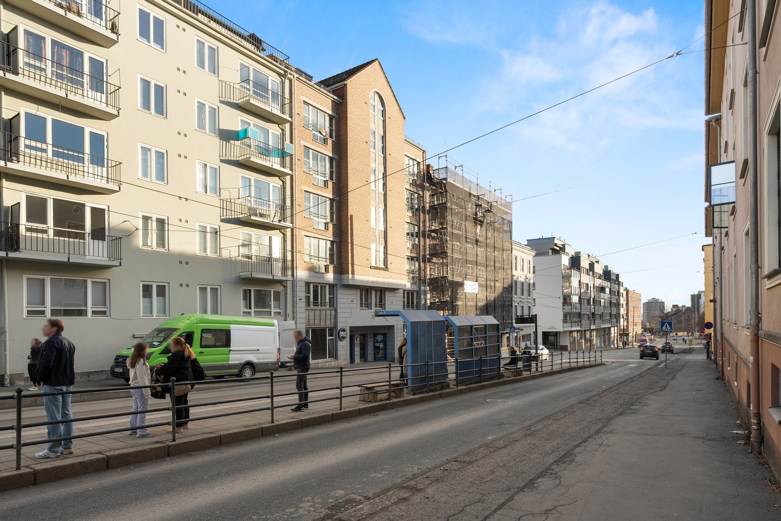 Plasseringen ligger også fint til. Det er veldig lett å komme seg til sentrum, og alt du trenger ligger i umiddelbar nærhet. Galleribilde