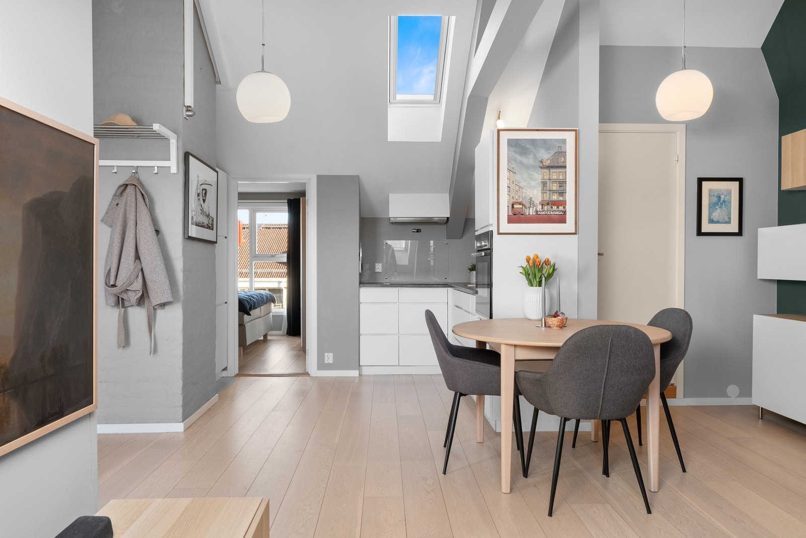 Kjøkkenet ligger i en fin og sosial åpen løsning med stuen. Galleribilde