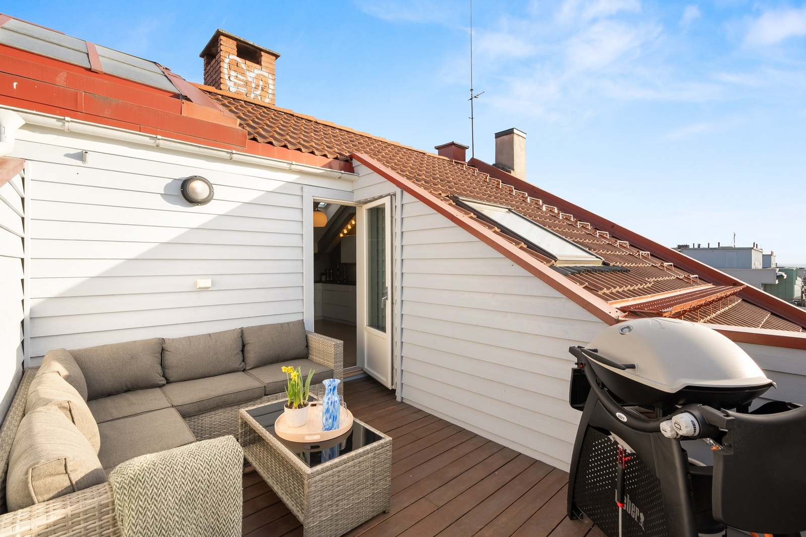 Takterrassen har terrassebord på gulv og god plass til sittegruppe etter eget ønske og behov. Det er også montert utebelysning og utvendig stikkontakt. Galleribilde