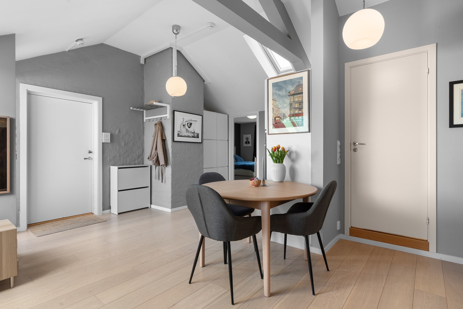 I entréen har du plass til oppheng av yttertøy og sko i medfølgende skoskap. Galleribilde