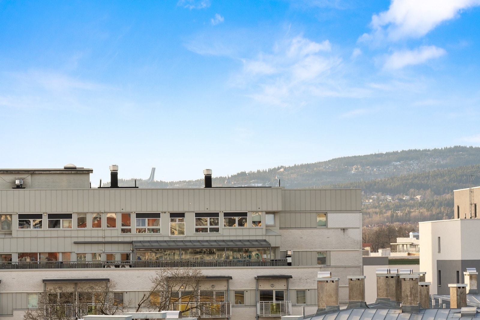 Beliggenheten mot vest sørger for gode solforhold på ettermiddag og kveld. Her sitter du høyt, fritt og solrikt med fin utsikt mot Holmenkollen! Galleribilde