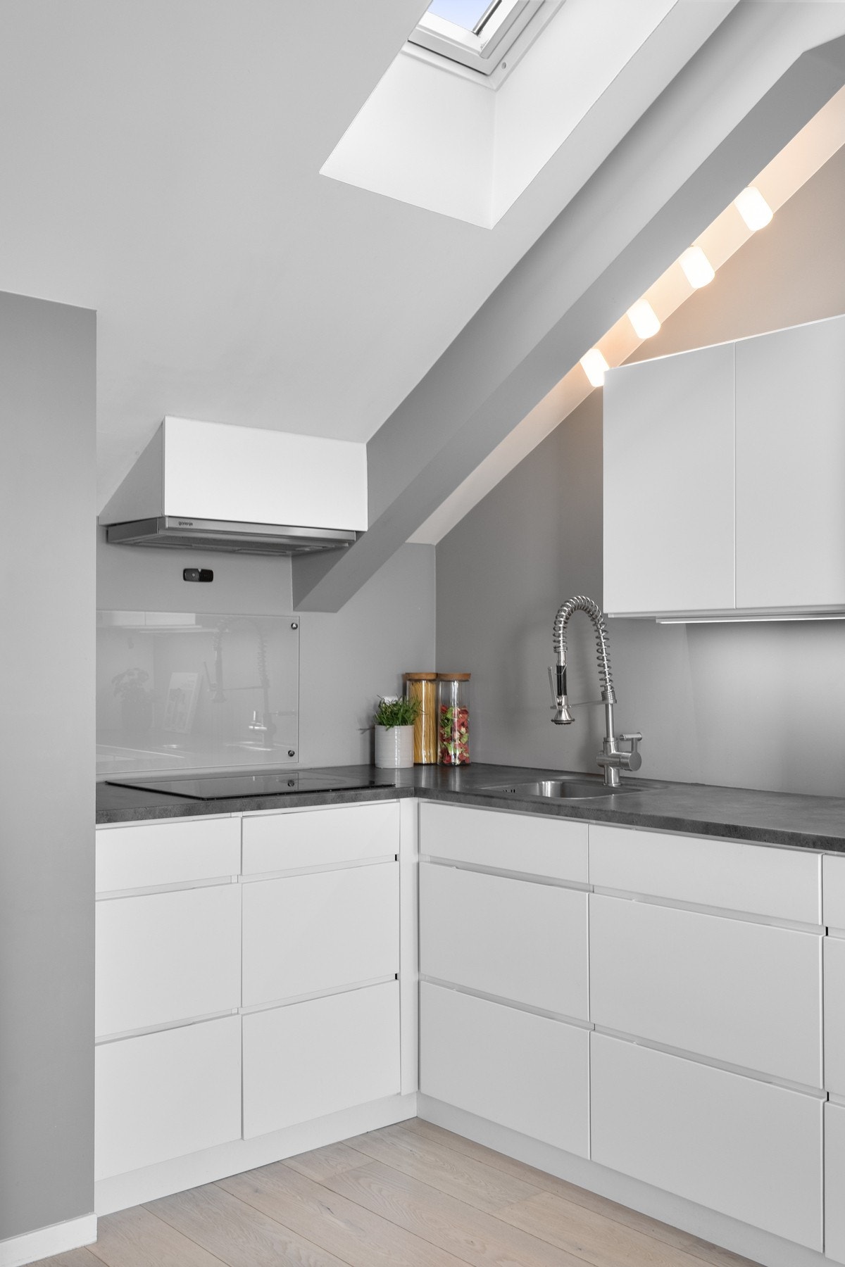 Praktisk med glassplate i benkeryggen ved platetoppen. Det er også montert komfyrvakt og automatisk vannstopper med fuktsensor. Galleribilde