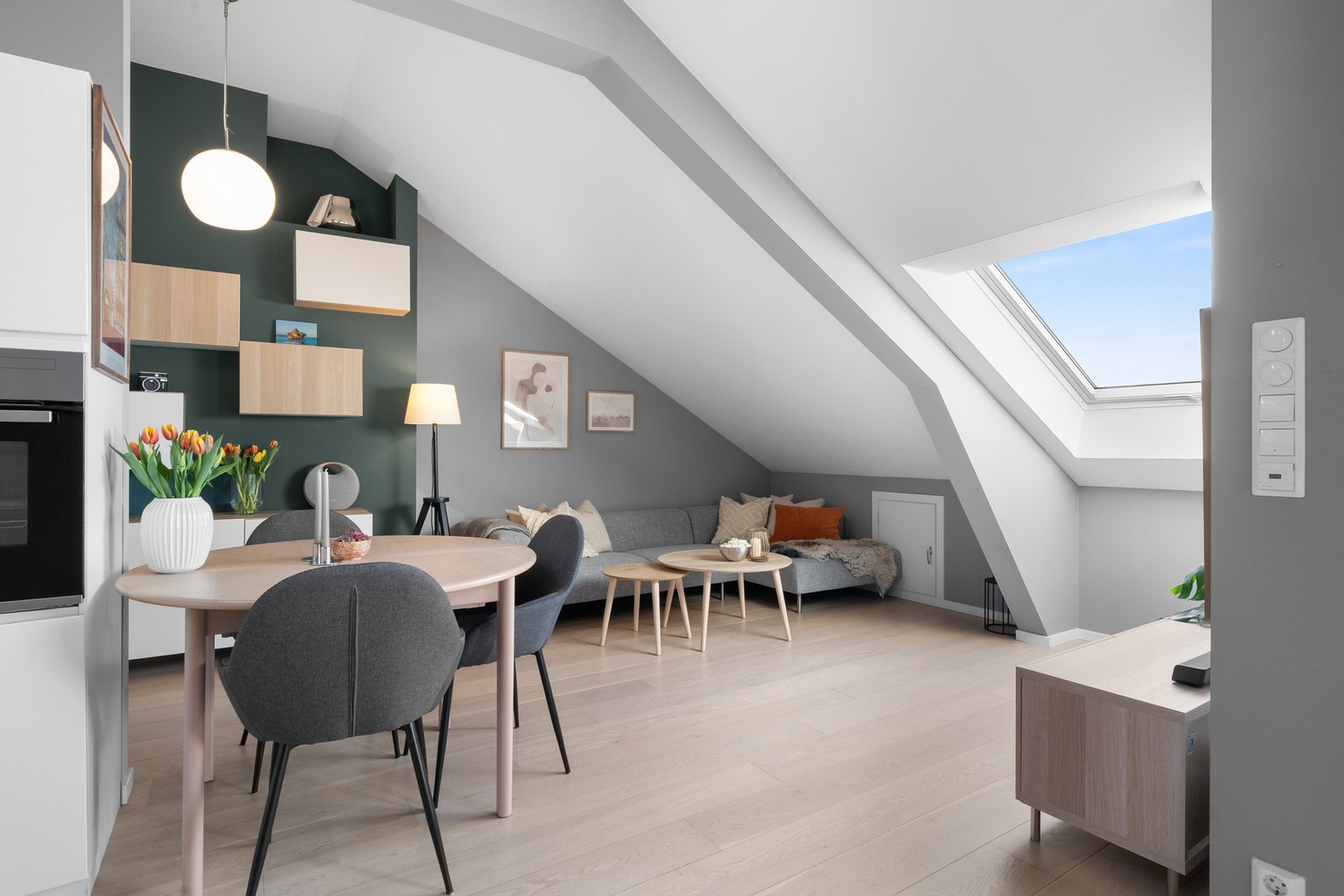 Stuen er det naturlige oppholdsrommet i leiligheten, og er et lyst og fint rom. Galleribilde